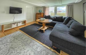 - un salon avec un canapé et une table dans l'établissement 3 Bedroom Lovely Home In Varberg, à Varberg