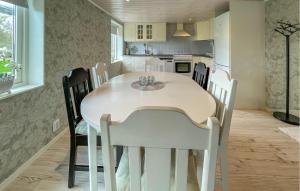 O bucătărie sau chicinetă la 3 Bedroom Lovely Home In Varberg