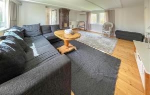 O zonă de relaxare la 3 Bedroom Lovely Home In Varberg