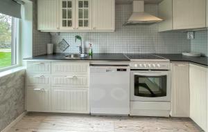 O bucătărie sau chicinetă la 3 Bedroom Lovely Home In Varberg