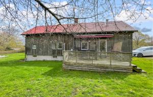 une maison avec un toit rouge sur une cour verdoyante dans l'établissement 3 Bedroom Lovely Home In Varberg, à Varberg