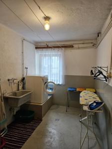 una habitación de hospital con lavabo y lavabo en Ferienhaus Sinning, en Leogang