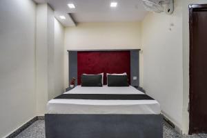 Lova arba lovos apgyvendinimo įstaigoje OYO Hotel Dev Inn