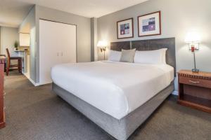 Säng eller sängar i ett rum på Hôtel Saint-Laurent Montréal