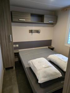 Ein Bett oder Betten in einem Zimmer der Unterkunft Mobil-home70 Torreilles _ La palmeraie