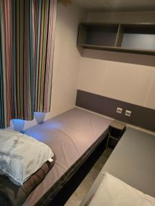 Ein Bett oder Betten in einem Zimmer der Unterkunft Mobil-home70 Torreilles _ La palmeraie
