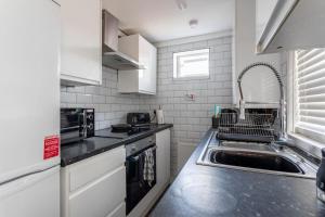 uma cozinha com um lavatório e uma bancada em 4 Bed House Contractor & Leisure em Preston