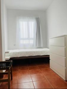 Cama en habitación con ventana en Apartamento Ophelia, en Puerto del Rosario