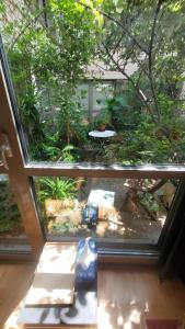 Elle offre une vue sur le jardin depuis sa fenêtre. dans l'établissement Une chambre à Paris 20eme avec un petit jardin, à Paris