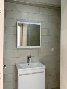 La salle de bains est pourvue d'un lavabo blanc et d'un miroir. dans l'établissement Studio 33, à Sutomore