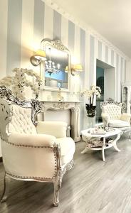 ナポリにあるPalazzo Chiatamoneのリビングルーム(白い家具、鏡付)
