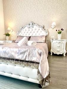 ナポリにあるPalazzo Chiatamoneのベッドルーム1室(白いベッド1台、ナイトスタンド2台付)