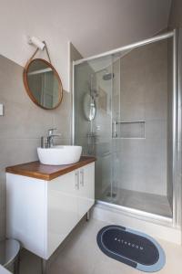 a bathroom with a sink and a shower at Studio Luca Christo in Mrzenci