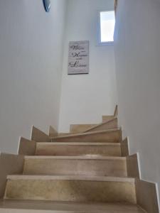 eine Treppe mit einem Schild an der Wand in der Unterkunft Hammamet (Zone Les Orangers Hotel) in Hammamet Sud
