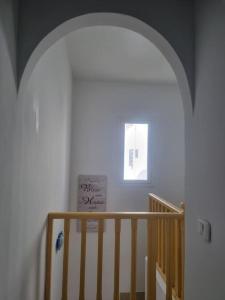 ein Zimmer mit einer Treppe mit einem Schild an der Wand in der Unterkunft Hammamet (Zone Les Orangers Hotel) in Hammamet Sud
