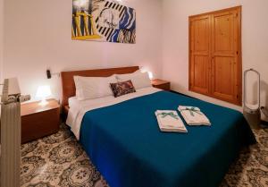 ヴェルナッツァにあるUnda de Ma Sea View Terrace Apartmentのベッドルーム1室(ベッド1台、タオル2枚付)