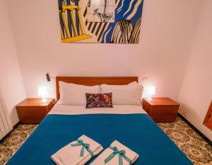 a bedroom with a bed with two towels on it at Unda de Ma Sea View Terrace Apartment in Vernazza