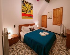 Pokój hotelowy z łóżkiem z niebieskim kocem w obiekcie Unda de Ma Sea View Terrace Apartment w mieście Vernazza +37 zdjęć