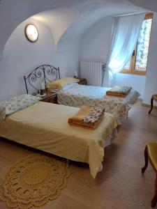 皮尼亞的住宿－sax & rosa，一间卧室设有两张床和窗户。