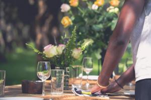 ナニュキにあるMukima Manorのワインと花のグラスを盛り付けたテーブル