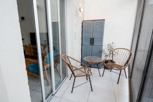 een balkon met 2 stoelen en een tafel bij 5- Fantastico duplex centrico! in Mendoza