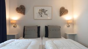 two beds in a room with hearts on the wall at huisje Zilvermeeuw in Burgh Haamstede