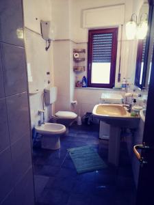 - Baño con 2 lavabos y 2 aseos en Torre Adelasia, en Aidone