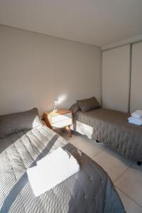 een kamer met twee bedden en een tafel erin bij 5- Fantastico duplex centrico! in Mendoza