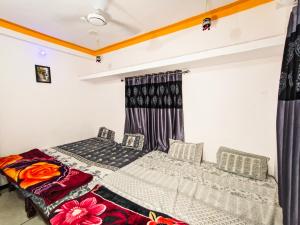 Postel nebo postele na pokoji v ubytování Bhavya Homestay
