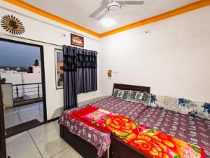 Postel nebo postele na pokoji v ubytování Bhavya Homestay