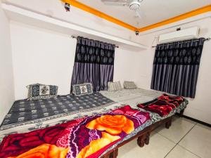 Postel nebo postele na pokoji v ubytování Bhavya Homestay