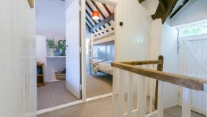 a hallway with a door leading to a bedroom at Hen Dafarn in Nefyn