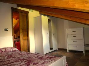ラ・サルにあるLa Maison de Claraのベッドルーム1室(ベッド1台、ドレッサー付)