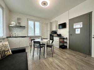 een keuken met een tafel en stoelen in een kamer bij Villa 3 in Cassano dʼAdda