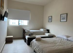 um quarto com 2 camas e uma janela em Apartamento en el mar Caribe, Playa Escondida Resort & Marina em María Chiquita
