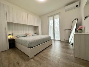 een slaapkamer met een bed en een groot raam bij Villa 3 in Cassano dʼAdda
