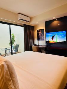 ポートモレスビーにあるラマナ ホテルのベッドと薄型テレビがあるホテルの部屋