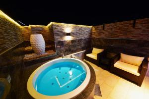 Hotel Vanilla Komaki (Adult Only) في كوماكي: حمام مع حوض كبير في الغرفة