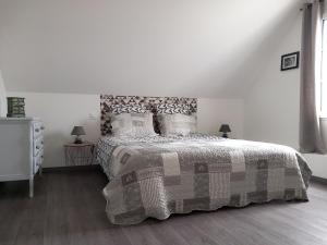 Postel nebo postele na pokoji v ubytování gite de la tour carrée