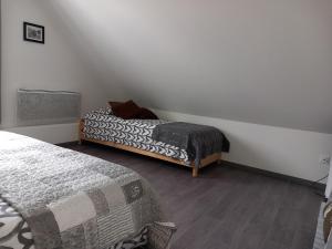Postel nebo postele na pokoji v ubytování gite de la tour carrée
