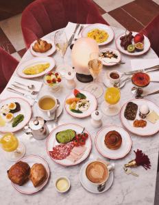 una tavola ricoperta di piatti di cibo e bevande di Hotel Bella Grande a Copenaghen