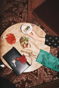 una mujer con las manos en una mesa con un plato en Hotel Bella Grande en Copenhague
