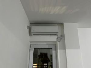 pasillo con techo blanco y espejo en 3 комнатная квартира en Türkistan