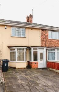 an old house with a driveway in front of it at Ilford - Driveway- 3 bed- M6 J6 Contractors & Families in Birmingham