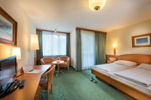 A television and/or entertainment centre at Johannesbad Hotel Palace - Kinder bis 11 kostenfrei