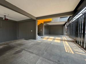 an empty garage with sunlight shining through the windows at Icónica Torre K Departamento by AIRA in Villahermosa