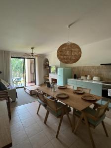 eine Küche mit Holztisch und ein Esszimmer in der Unterkunft Villa Alvor piscina praia e golf in Alvor + 68 Fotos