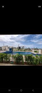 - Vistas a la piscina y al edificio en Apartament litoral norte NatalRN, en Natal