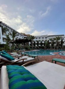 um resort com espreguiçadeiras e uma piscina em Borjs Hotel Suites & Spa em Agadir