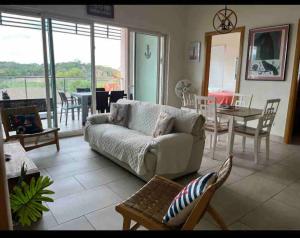 uma sala de estar com um sofá e uma mesa em Apartamento en el mar Caribe, Playa Escondida Resort & Marina em María Chiquita